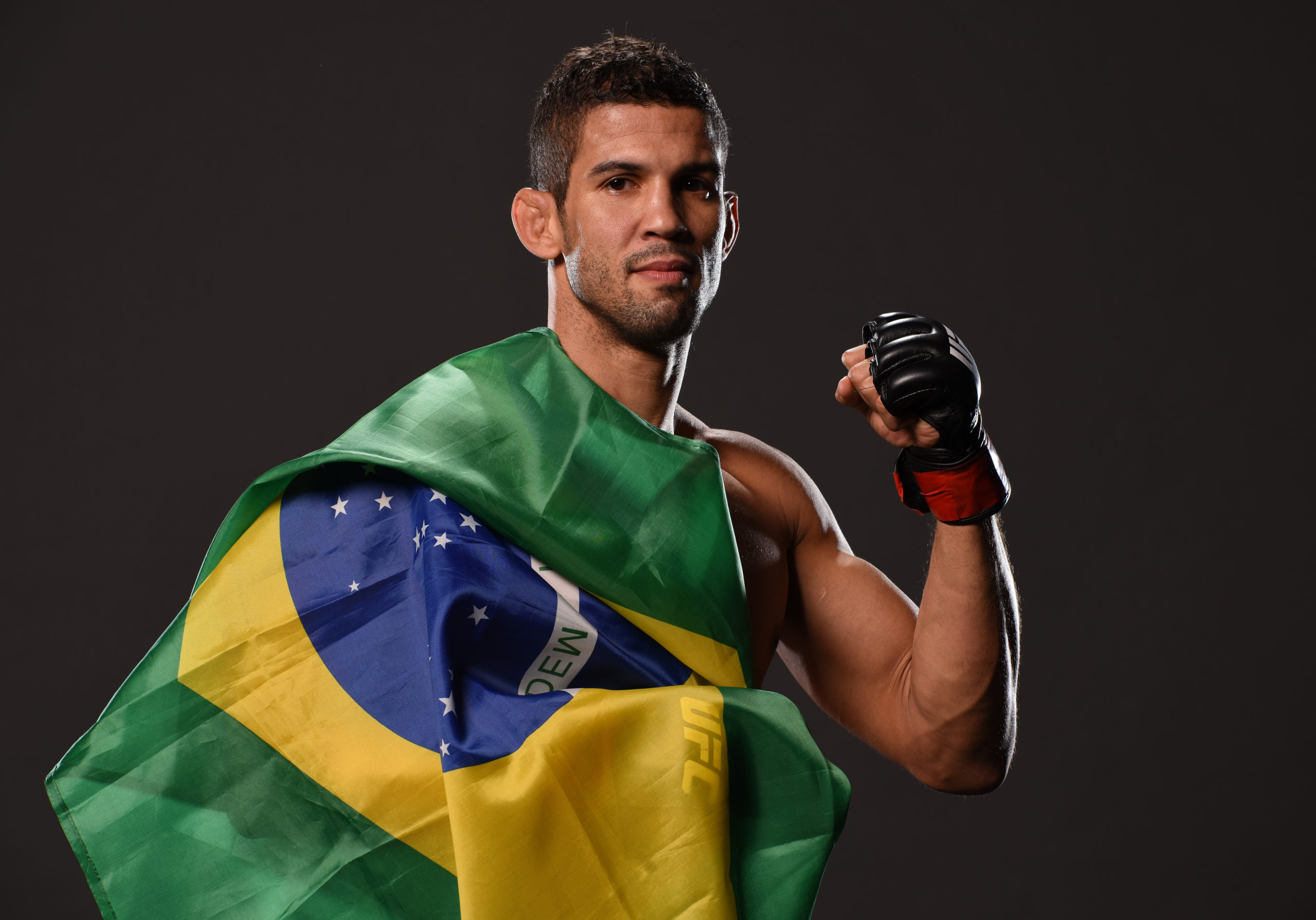 Léo Santos com bandeira do Brasil